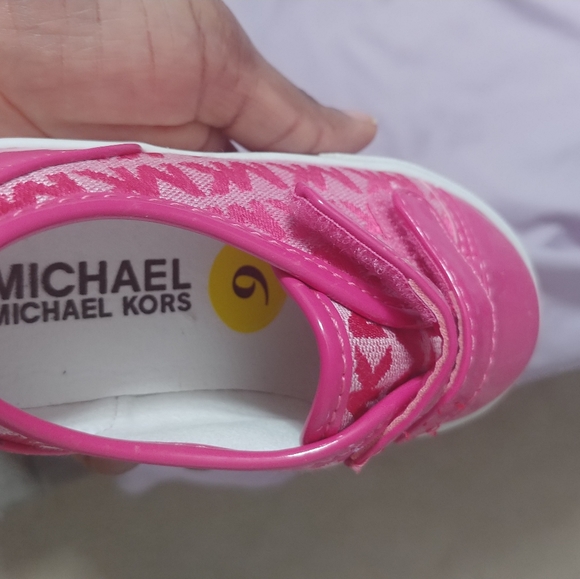 Sneakers - Picture 4 of 9